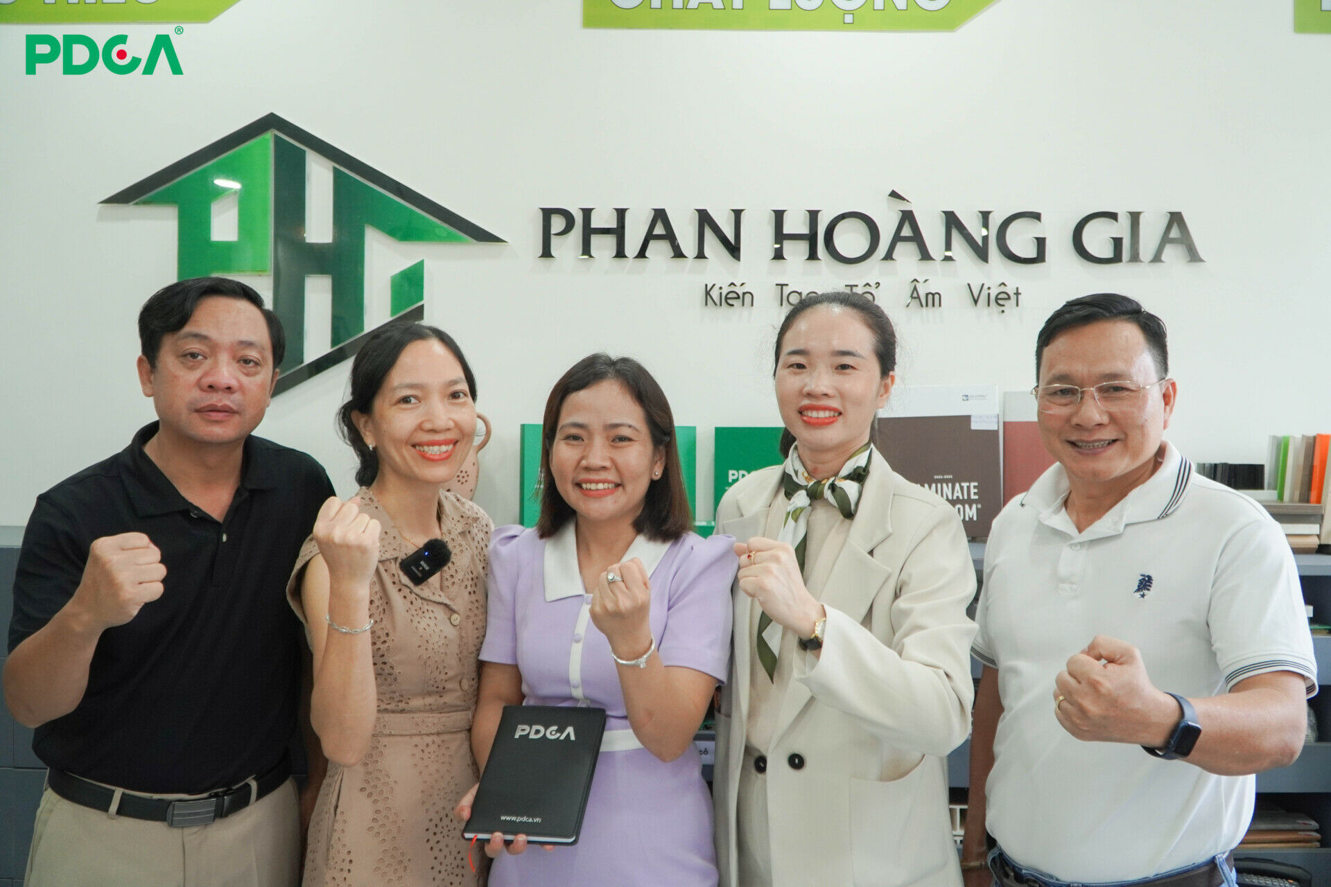 Đại diện PDCA Miền Đông chụp hình cùng chủ Anh Huấn - Chị Diệu