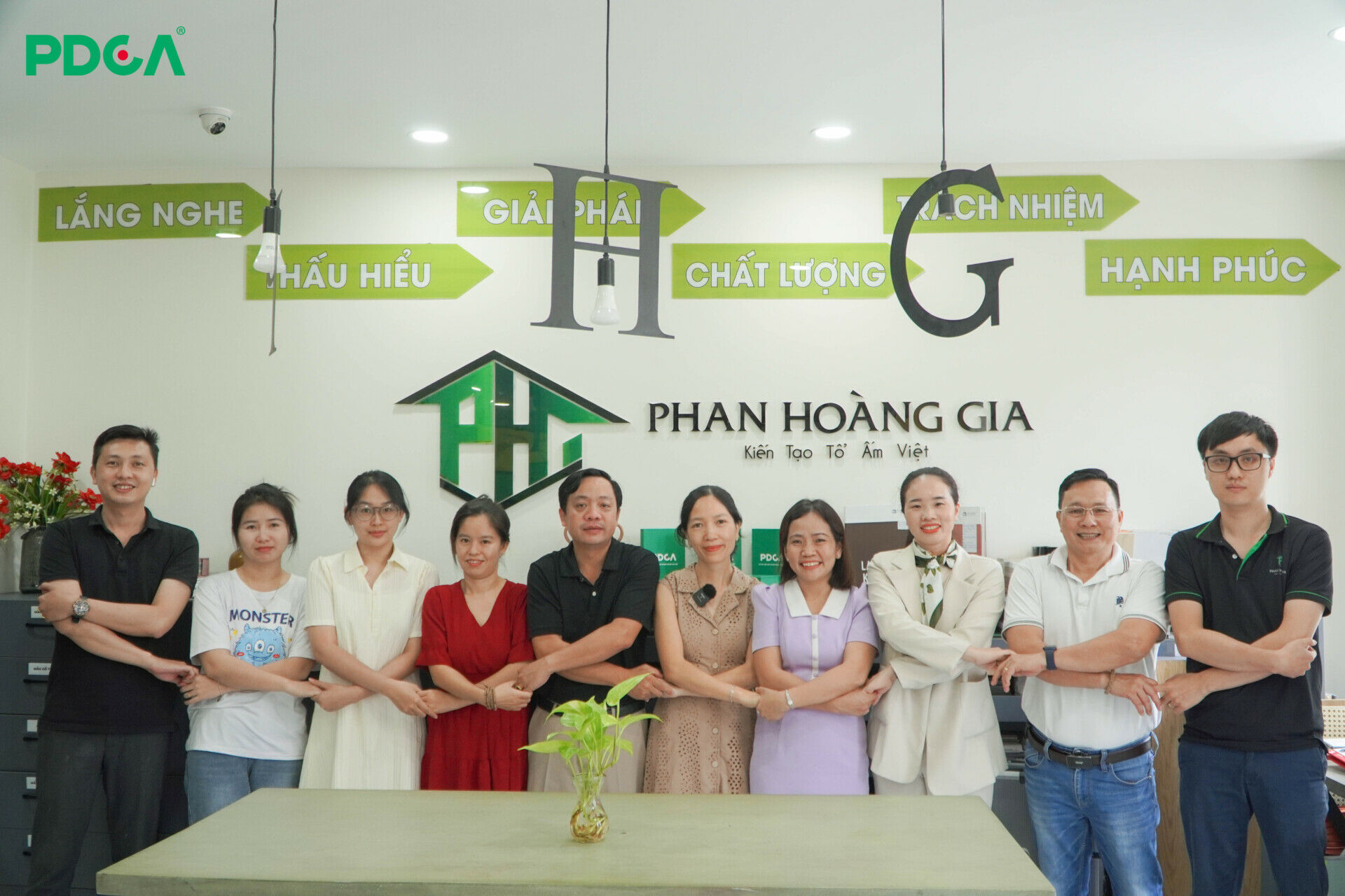 Chụp hình cùng đại diện công ty Phan Hoàng Gia